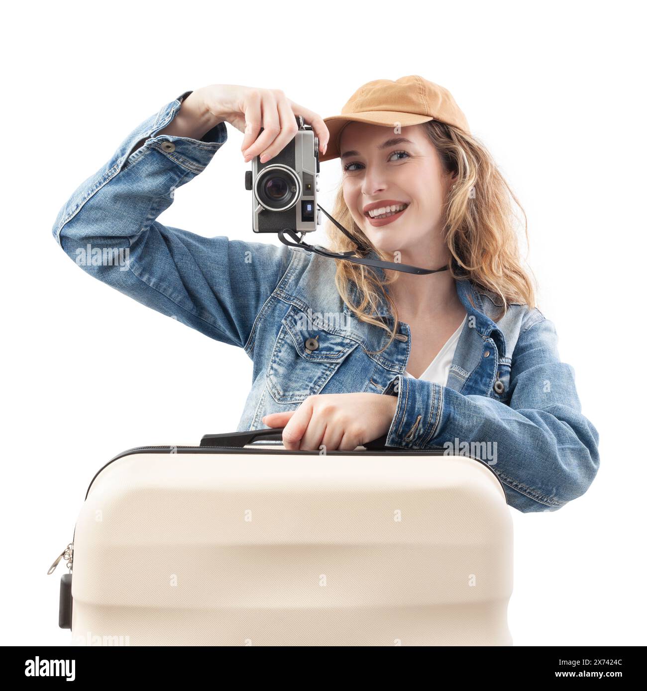 Heureuse jeune femme voyageuse touristique avec un appareil photo prenant une photo, tenant une valise de chariot, isolé sur un fond blanc. Concept de vacances d'été Banque D'Images