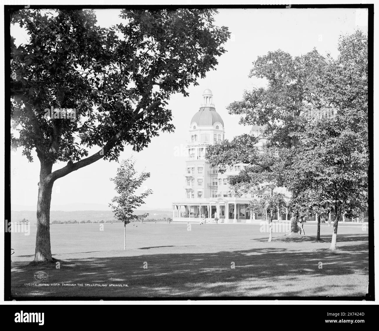 Poland Spring House hôtel vista à travers les arbres, Poland Springs sic, Me., '2928' sur négatif., Detroit Publishing Co. no. 019262., Gift ; State Historical Society of Colorado ; 1949, Hôtels. , États-Unis, Maine, Pologne Spring. Banque D'Images