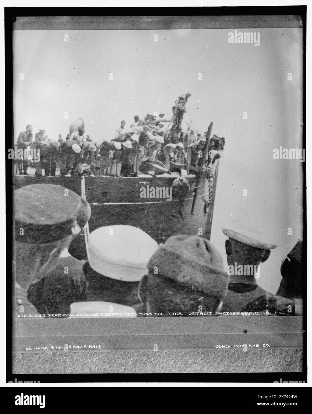 U.S.S. Merrimac, attraper un requin, scène du Texas, deuxième titre sur négatif : '4 Heads and a Half', non. 000000, Bunco Potograb [sic] Co., attribution basée sur le négatif D4-20622., date basée sur Detroit, catalogue J (1901), et sur le fait que le navire était dans la marine américaine pour seulement l'année 1898. Il a été construit sous le nom de Solveig au Royaume-Uni en 1894 et acquis et renommé par l'USN pour la guerre hispano-américaine. Il est allé à Cuba avec Schley, et a été coulé en essayant de bloquer l'entrée du port à Santiago. (Source : C. Seavey, 2018), Detroit Publishing Co. No. 020621., Gift ; State Historical Society of Colorado ; 1949 Banque D'Images