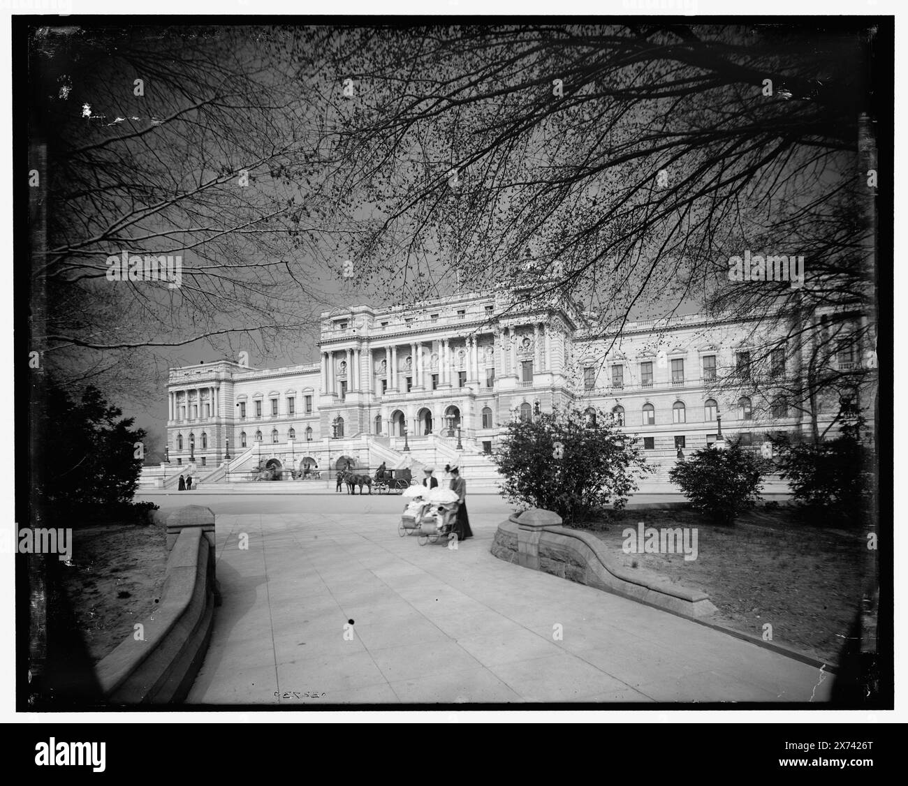 Bibliothèque de façade du Congrès, ciel sombre, Washington, D.C., titre de la veste., 'WHJ 206-02' sur négatif., Detroit Publishing Co. no. 032730., Gift ; State Historical Society of Colorado ; 1949, Libraries. , États-Unis, District of Columbia, Washington (D.C.) Banque D'Images