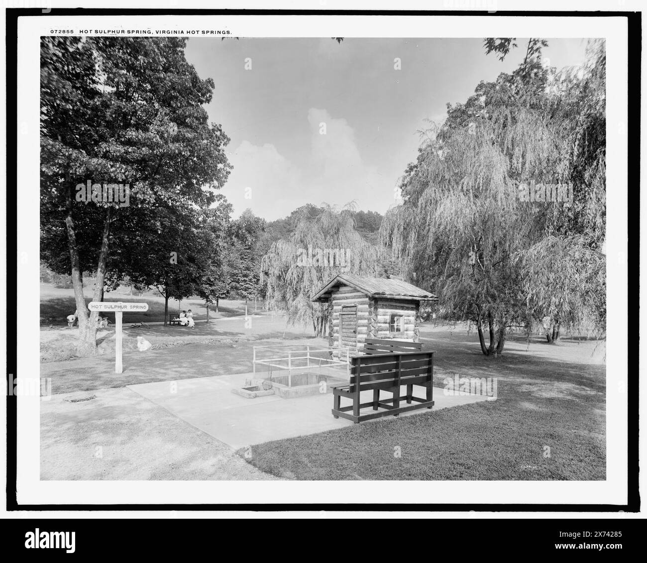 Hot Sulphur Spring, Virginia Hot Springs, 'G 8950' sur négatif., Detroit Publishing Co. no. 072855., Gift ; State Historical Society of Colorado ; 1949, Springs. , Log Cabins. , États-Unis, Virginie, Hot Springs. Banque D'Images