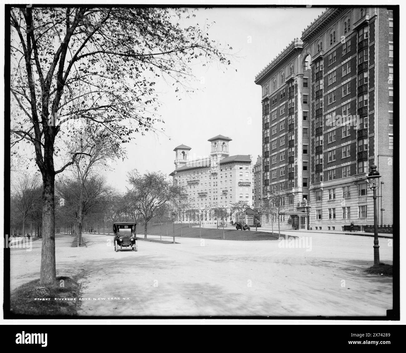 Riverside Drive, New York, New York, New York, 'H 315' sur négatif., Detroit Publishing Co. No. 070807., Gift ; State Historical Society of Colorado ; 1949, Apartment Houses. , Rues. , États-Unis, New York (State), New York. Banque D'Images