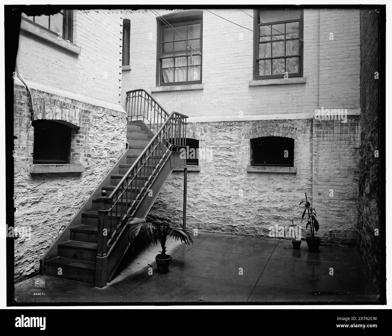 Court of tenement House, New York City, titre de la veste., 'Emerson # 4' sur négatif., Detroit Publishing Co. No. 043271., Gift ; State Historical Society of Colorado ; 1949, Tenement Houses. , Cours. , États-Unis, New York (State), New York. Banque D'Images