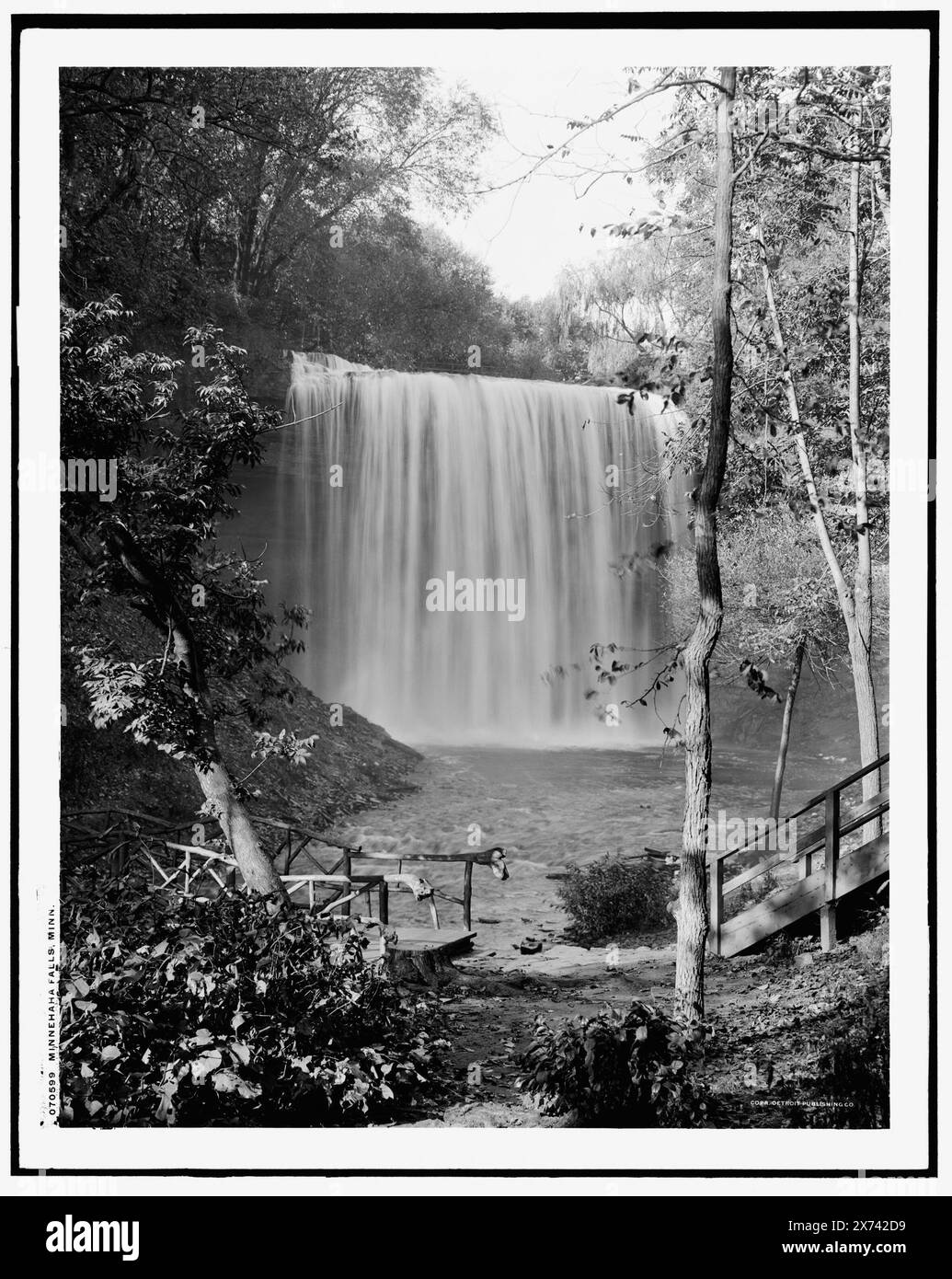 Minnehaha Falls, Minneapolis, Minn., transparent en verre correspondant (avec le même code de série) disponible sur le cadre du vidéodisque 1A-30928., écaillage d'émulsion ; transparent entre deux feuilles de papier., '6' sur négatif., Detroit Publishing Co. No. 070599., Gift ; State Historical Society of Colorado ; 1949, Waterfalls. , États-Unis, Minnesota, Minneapolis. Banque D'Images