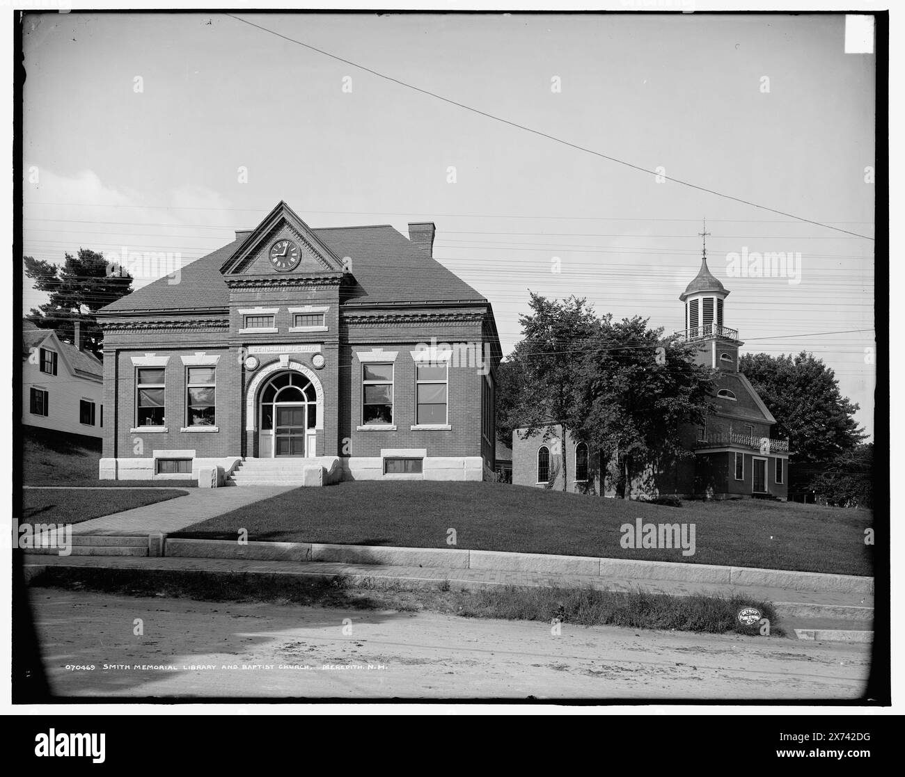 Smith Memorial Library and Baptist Church, Meredith, N.H., panneaux par-dessus la porte : Benjamin M. Smith Memorial Library, A.D. 1900., '4384' sur négatif., Detroit Publishing Co. No. 070469., Gift ; State Historical Society of Colorado ; 1949, Libraries. , Églises baptistes. , États-Unis, New Hampshire, Meredith. Banque D'Images Smith Memorial Library and Baptist Church, Meredith, N.H., panneaux par-dessus la porte : Benjamin M. Smith Memorial Library, A.D. 1900., '4384' sur négatif., Detroit Publishing Co. No. 070469., Gift ; State Historical Society of Colorado ; 1949, Libraries. , Églises baptistes. , États-Unis, New Hampshire, Meredith. Banque D'Images