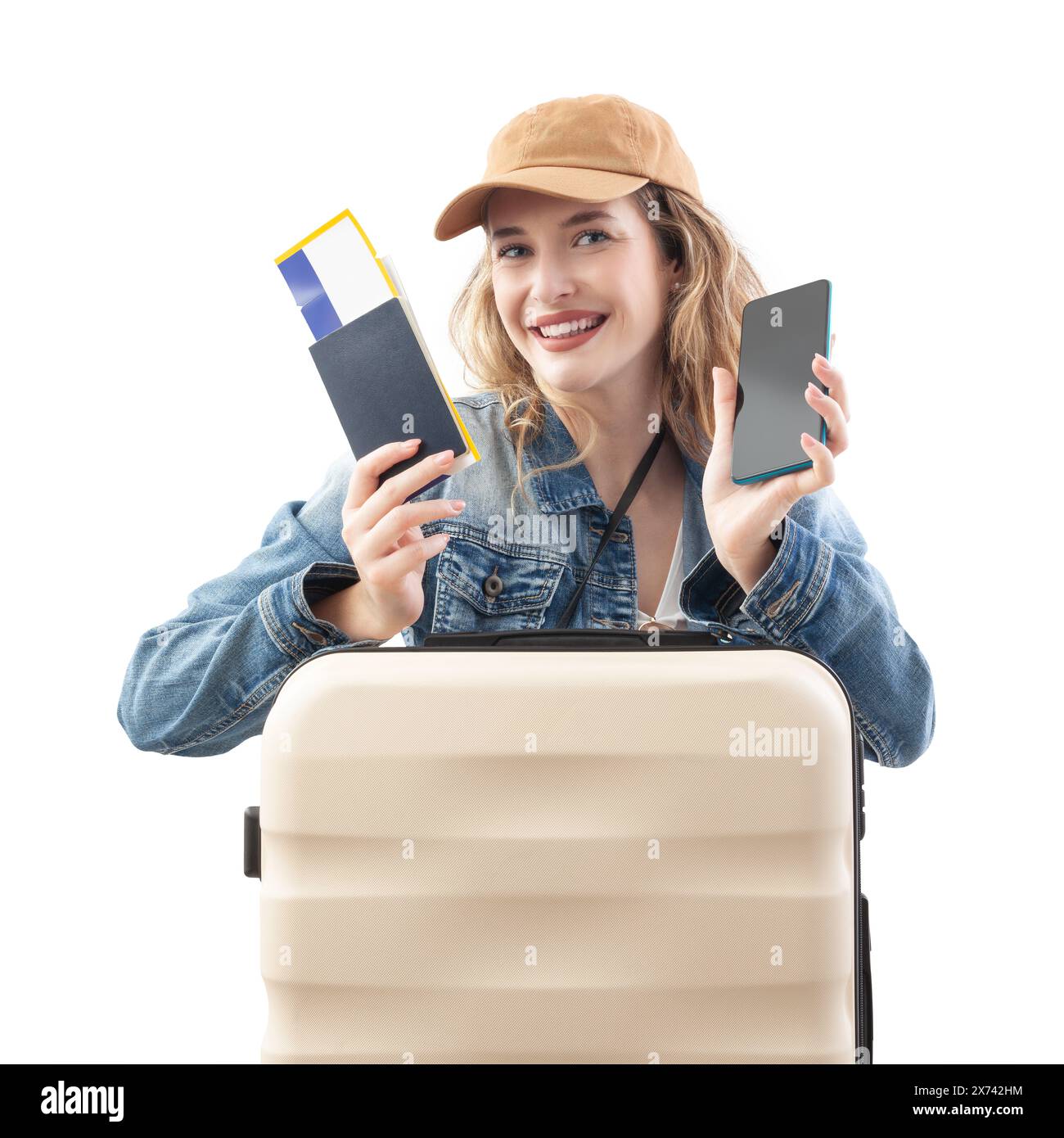 Heureuse jeune femme voyageuse touristique avec valise de chariot montrant l'écran de smartphone et le billet d'avion, isolé sur fond blanc. Concept d'été Banque D'Images