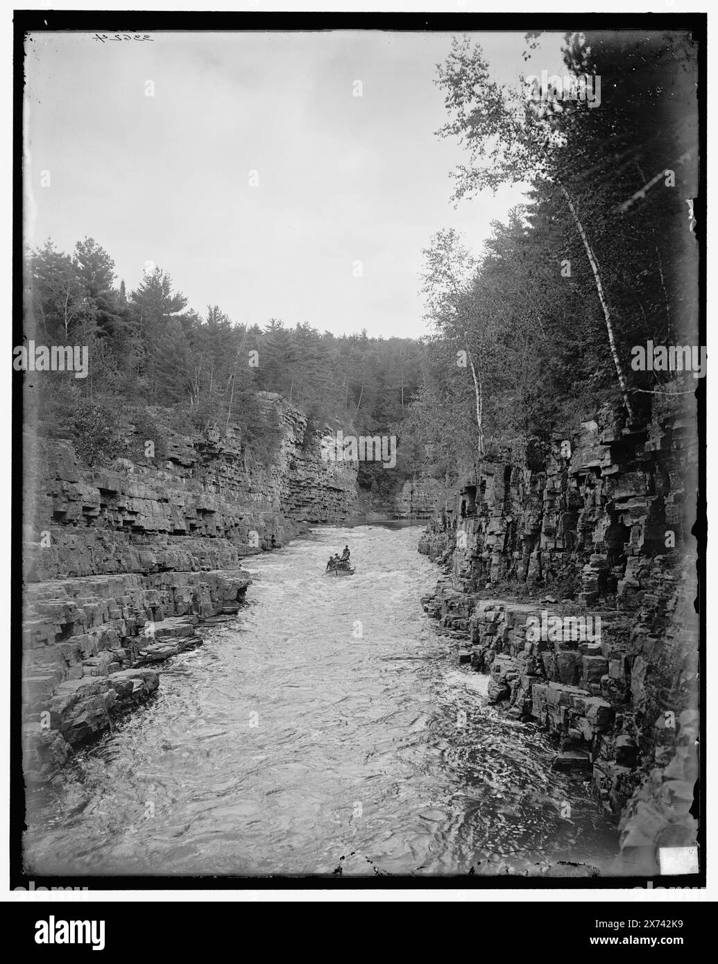 Running the Rapids, Ausable Chasm, N.Y., titre tiré de la veste., '2467' sur négatif., Detroit Publishing Co. no. 033624., Gift ; State Historical Society of Colorado ; 1949, Rapids. , Canoës. , Canyons. , États-Unis, New York (État), Ausable River. Banque D'Images