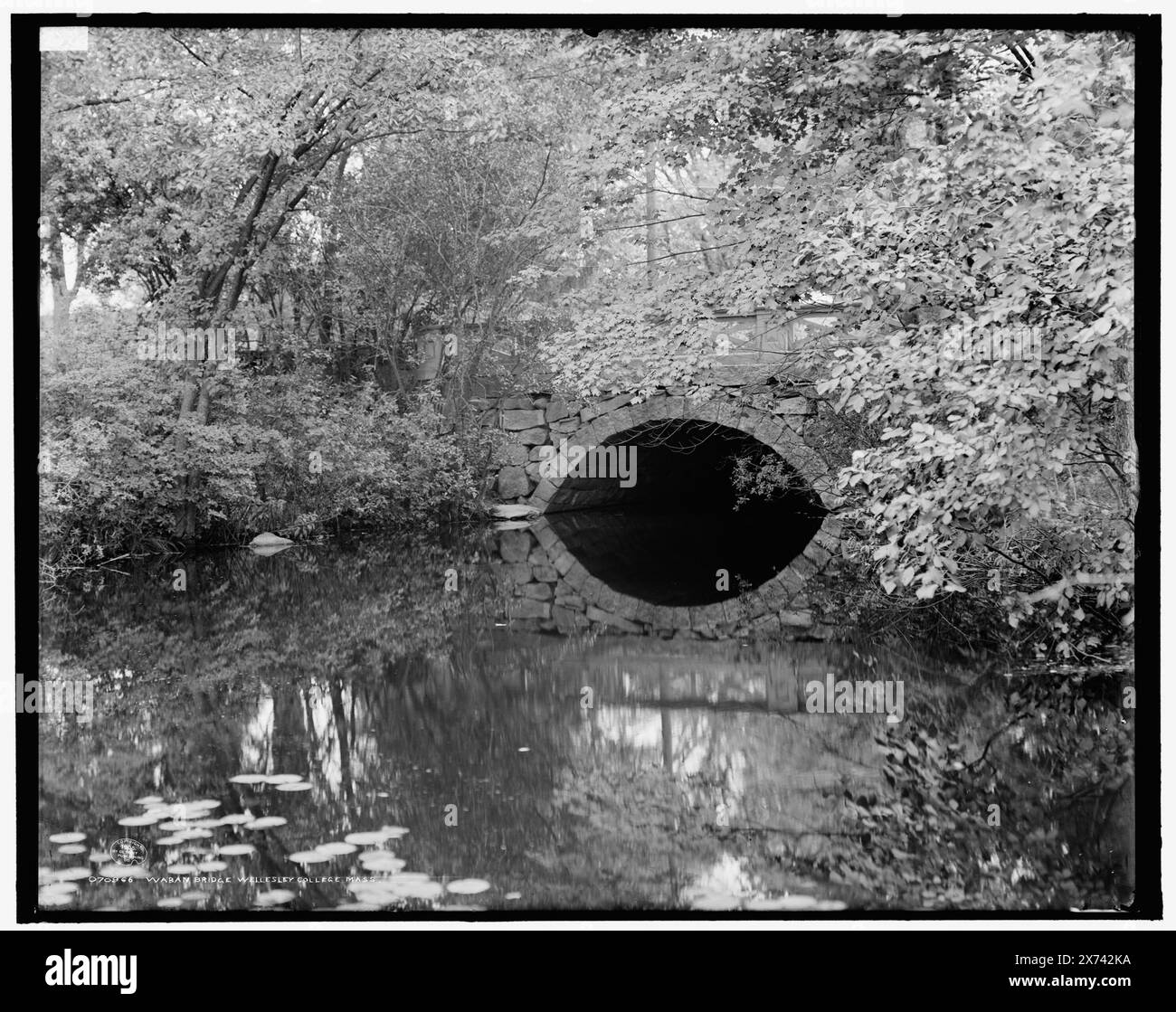 Pont Waban, Wellesley College, Mass., '36' sur négatif., Detroit Publishing Co. No. 070866., Gift ; State Historical Society of Colorado ; 1949, universités et collèges. , Ponts. , États-Unis, Massachusetts, Wellesley. Banque D'Images