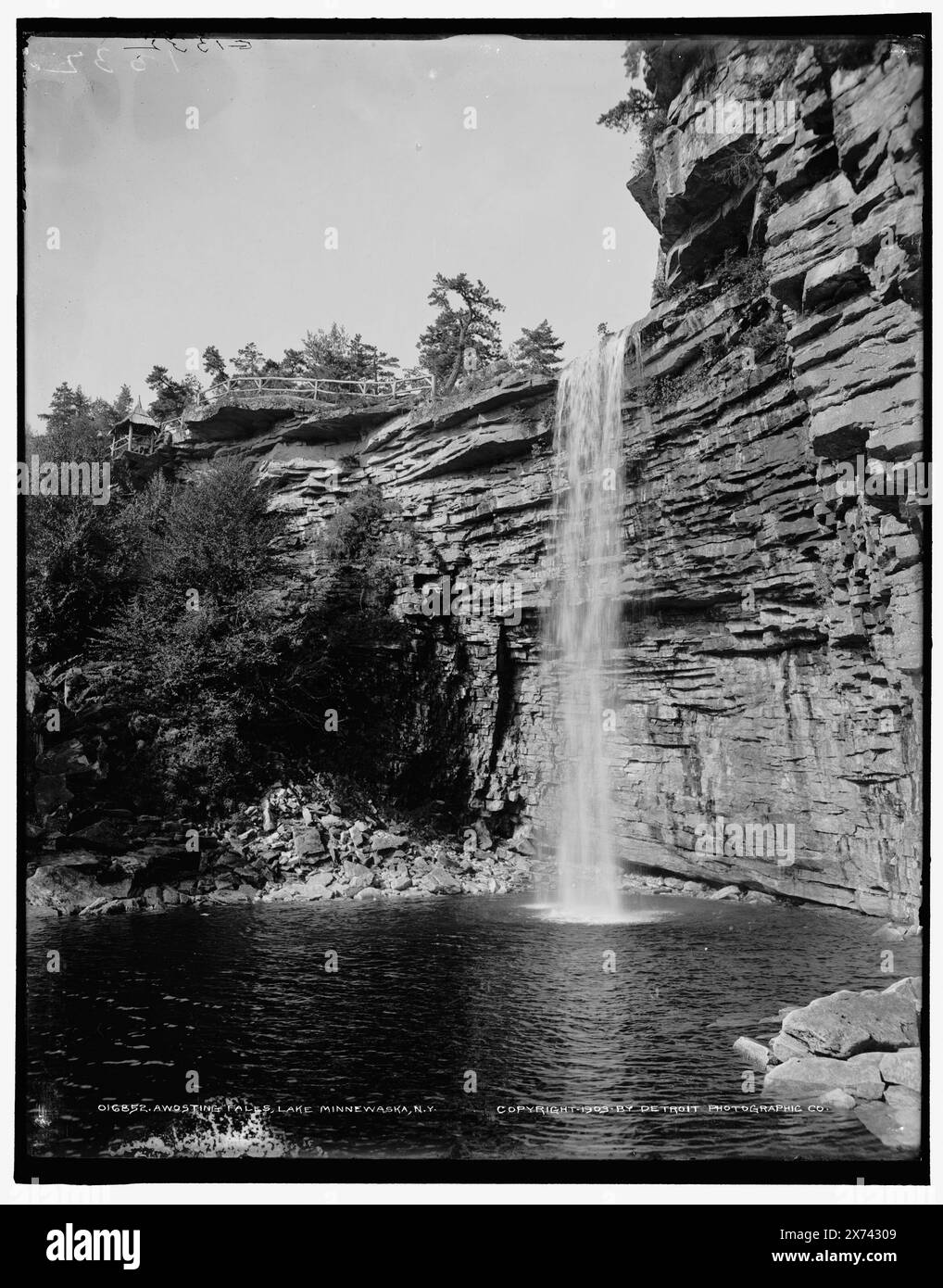 Awosting Falls, Lake Minnewaska, New York, 'G 1332' sur négatif., Detroit Publishing Co. No. 016852., Gift ; State Historical Society of Colorado ; 1949, Waterfalls. , États-Unis, New York (État), Lake Minnewaska. Banque D'Images