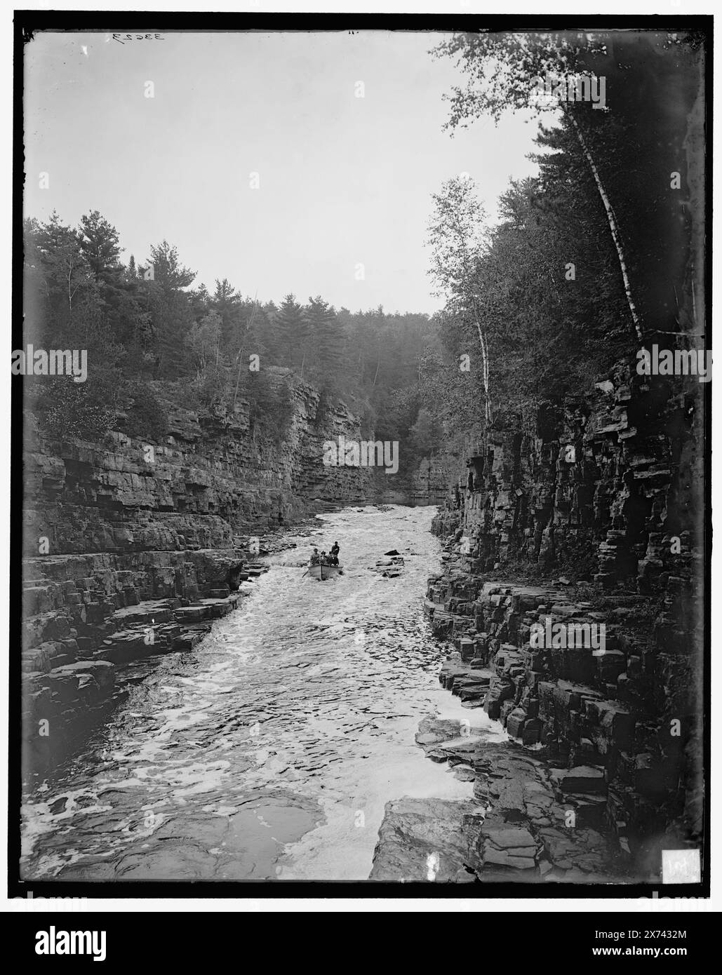 Running the Rapids, High Water, Ausable Chasm, N.Y., titre de la veste., '2467' sur négatif., Detroit Publishing Co. no. 033623., Gift ; State Historical Society of Colorado ; 1949, Rapids. , Canoës. , Canyons. , États-Unis, New York (État), Ausable River. Banque D'Images