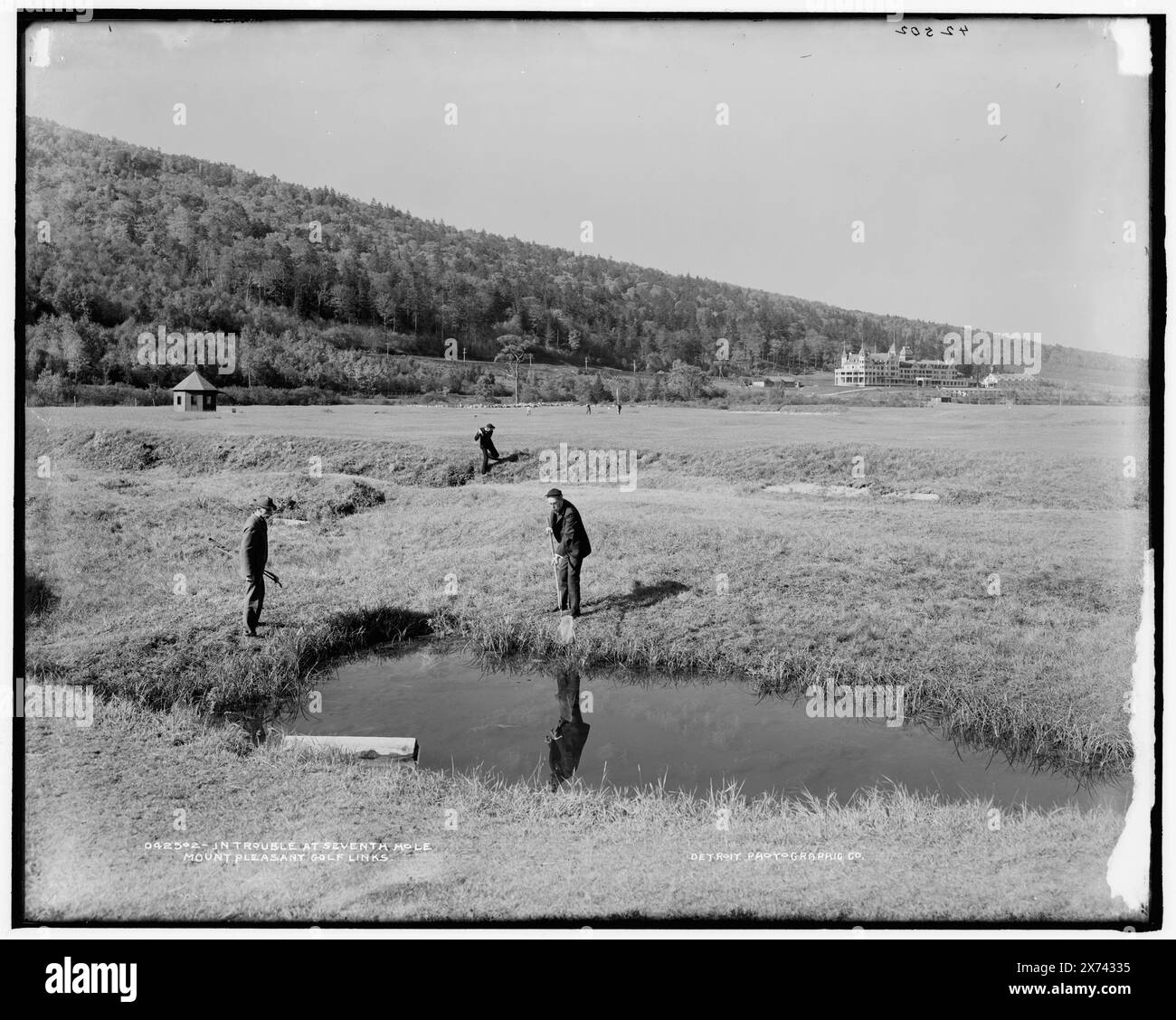 En difficulté au septième trou, Mount Pleasant golf links, '342' sur négatif., Mount Pleasant House en arrière-plan droit., Detroit Publishing Co. 042502., Gift ; State Historical Society of Colorado ; 1949, Golf. , Resorts. , Lacs et étangs. , États-Unis, New Hampshire, White Mountains. , États-Unis, New Hampshire, Bretton Woods. Banque D'Images