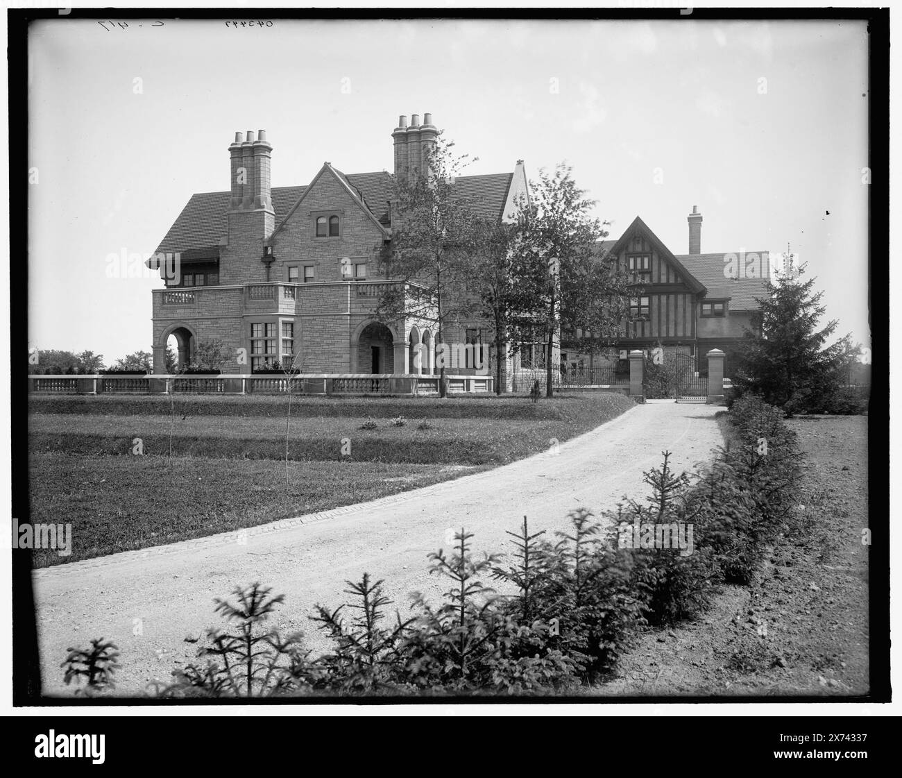Résidence Edward C. Walker, approche de la porte, Walkerville, Ontario, titre tiré de la veste., 'C 417' sur négatif., Detroit Publishing Co. no. 043447., Gift ; State Historical Society of Colorado ; 1949, Dwellings. , Canada, Ontario, Windsor. Banque D'Images