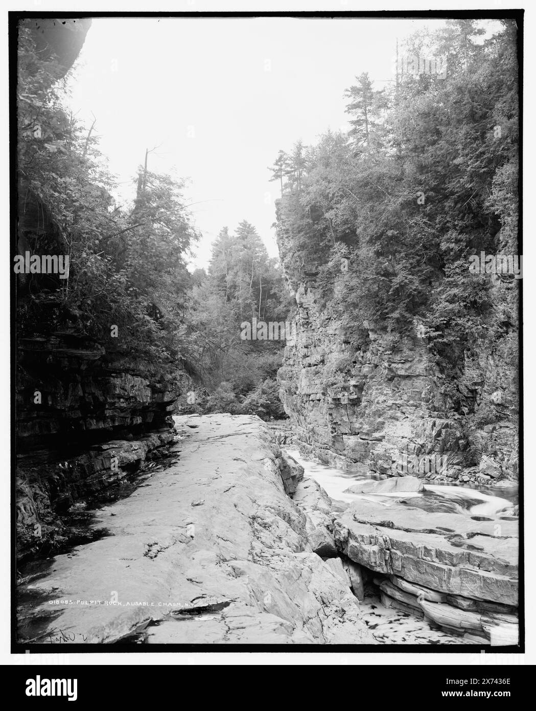 Pulpit Rock, Ausable Chasm, N.Y., transparent en verre correspondant (avec le même code de série) disponible sur vidéodisque cadre 1A-30254., '2455 A' sur négatif., Detroit Publishing Co. No. 018085., Gift ; State Historical Society of Colorado ; 1949, Rock formations. , Canyons. , États-Unis, New York (État), Ausable River. Banque D'Images