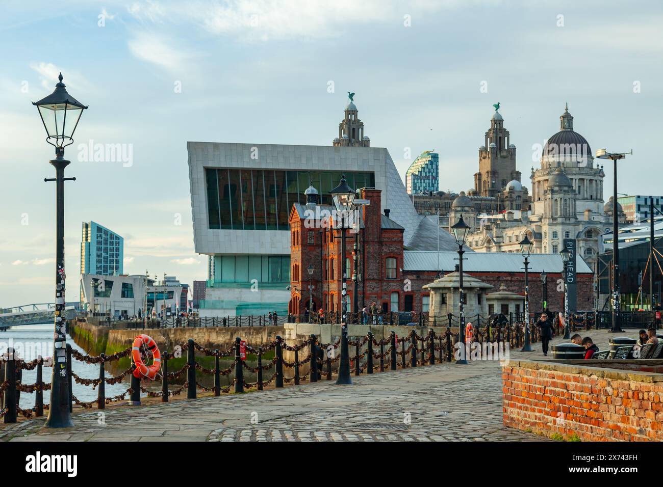 Coucher de soleil sur le front de mer de Liverpool, Merseyside, Angleterre. Banque D'Images