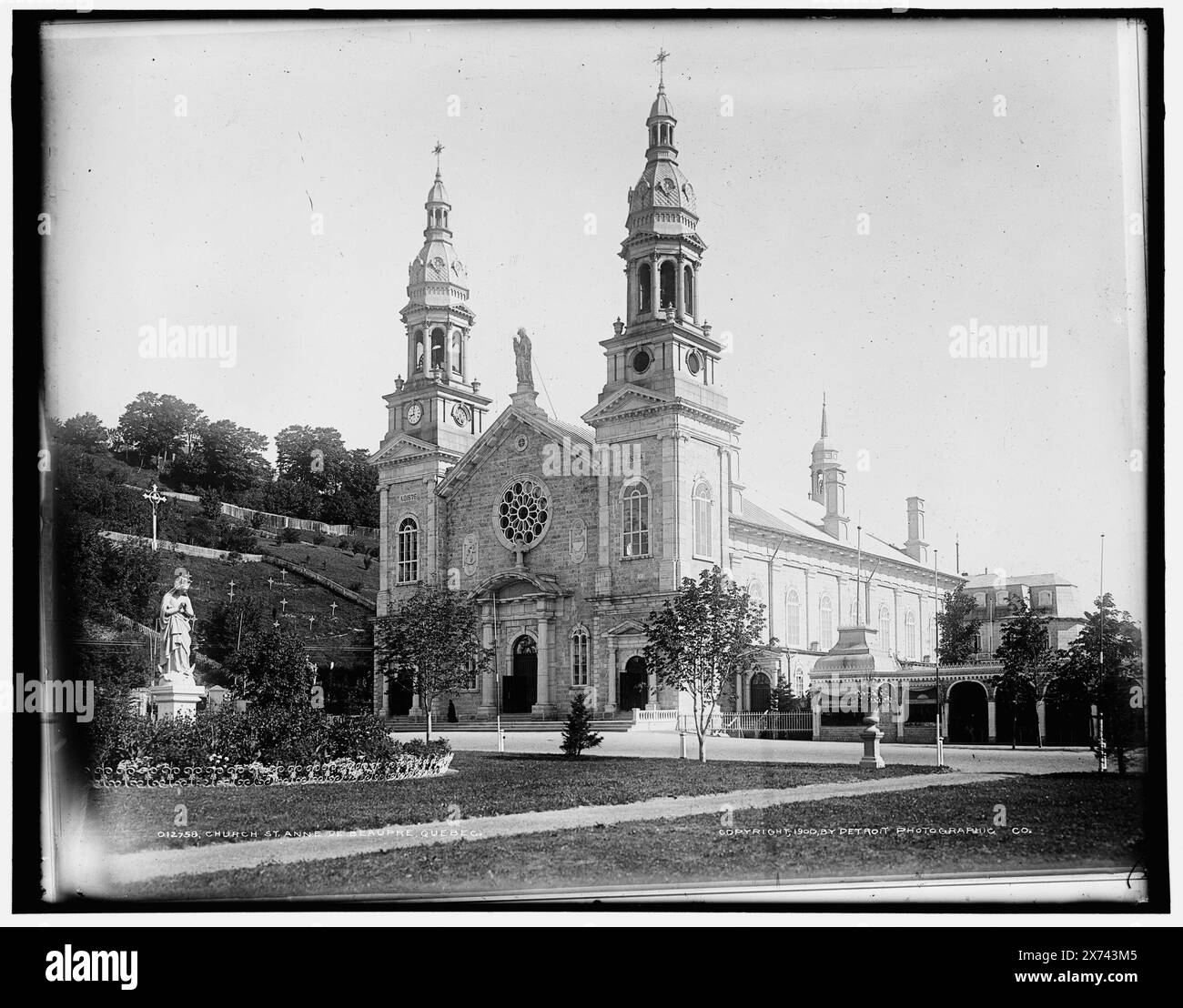 Église : Anne de Beaupre, Québec, transparent en verre correspondant (avec le même code de série) disponible sur vidéodisque cadre 1A-29471., Detroit Publishing Co. No. 012758., Gift ; State Historical Society of Colorado ; 1949, Catholic Church. , Canada, Québec (Province), Sainte-Anne-de-Beaupré. Banque D'Images