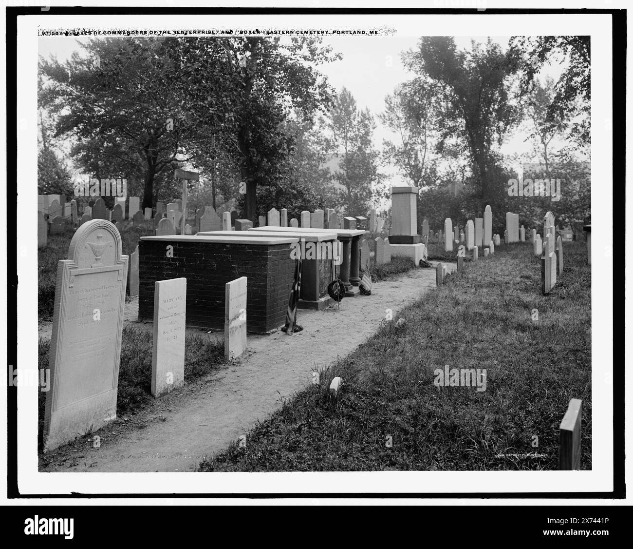 Tombes des commandants de l'Enterprise et du Boxer, cimetière de l'est, Portland, Me., Detroit Publishing Co. No. 071502., Gift ; State Historical Society of Colorado ; 1949, Burrows, William,,, 1785-1813, tombeau. , Blyth, Samuel, d. 1813, Tomb. , Cimetières. , Tombes et monuments sépulcraux. , États-Unis, histoire, Guerre de 1812. , États-Unis, Maine, Portland. Banque D'Images