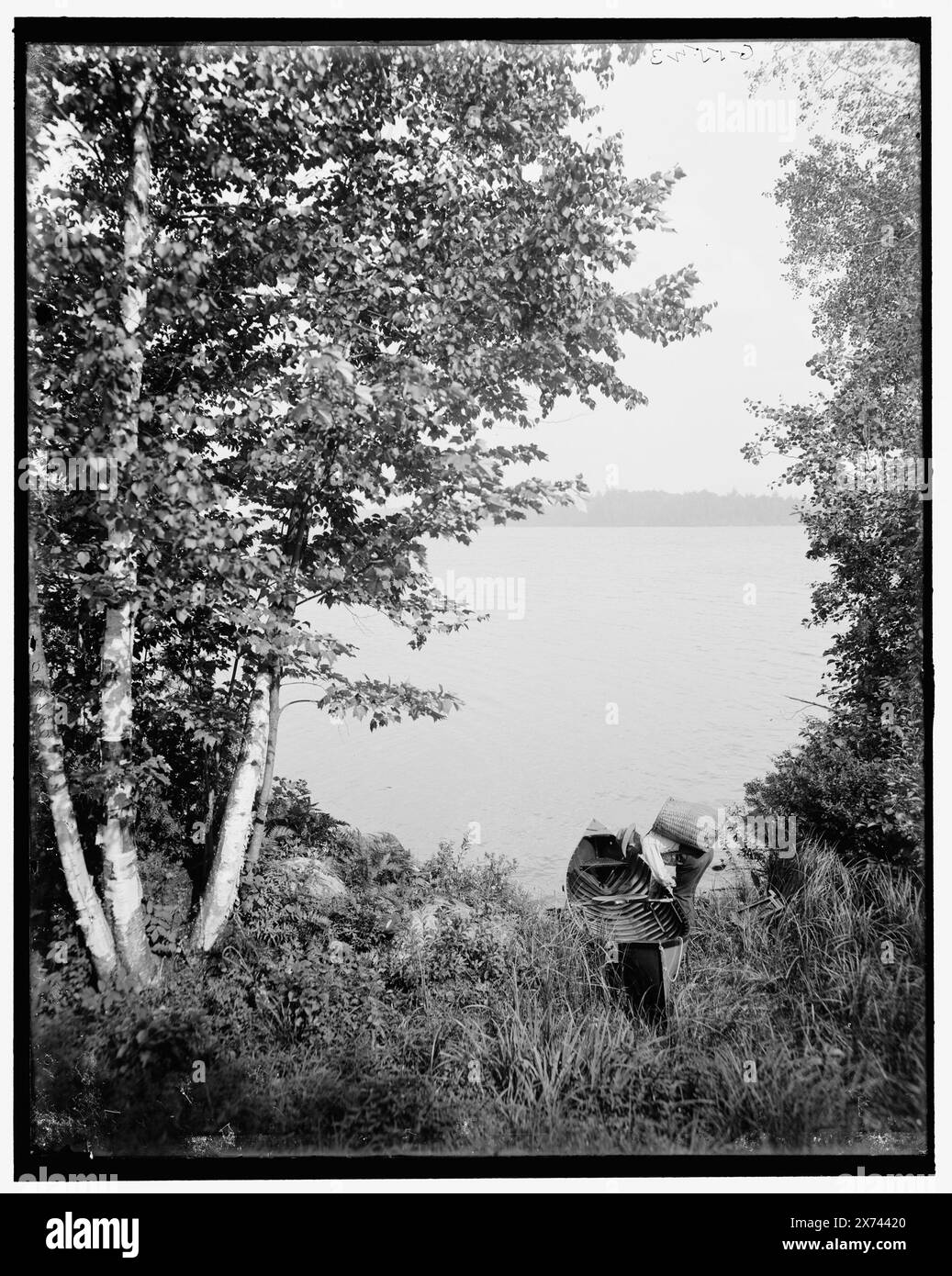 Raquette Lake, an Adirondack Carry, Adirondacks, N.Y., titre tiré de la veste., 'g 5523' sur négatif., Detroit Publishing Co. no. 036960., Gift ; State Historical Society of Colorado ; 1949, Canoes. , Lacs et étangs. , Portages. , États-Unis, New York (État), Adirondack Mountains. , États-Unis, New York (État), raquette Lake (Lac) Banque D'Images