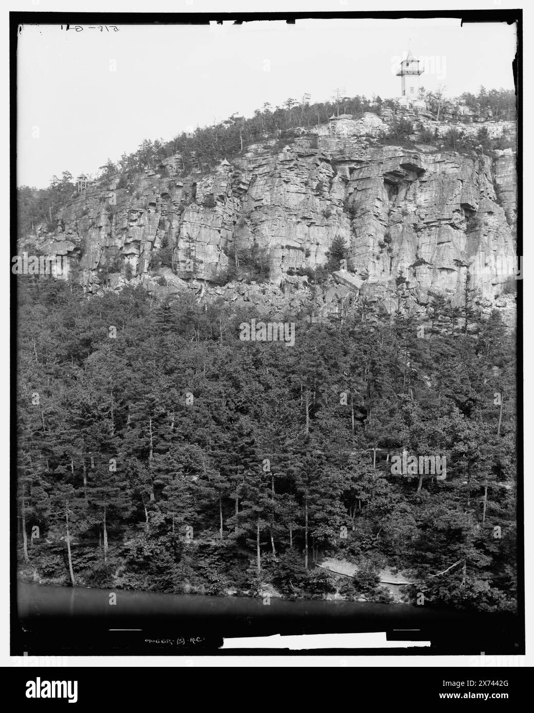 Sky top et Lake Mohonk, images de vidéodisque hors séquence ; l'ordre réel de gauche à droite est 1A-06425, 06424, 06423., à l'origine partie d'un panorama en cinq parties ; les sections centrale et droite ne sont pas dans la collection., '515-G' sur négatif gauche ; '516-G' sur négatif gauche central ; '518-G' sur négatif droit central., Detroit Publishing Co. 010662., Gift ; State Historical Society of Colorado ; 1949, Lakes & Ponds. , Trails & Paths. , Cliffs. , États-Unis, New York (État), Mohonk, Lac. Banque D'Images