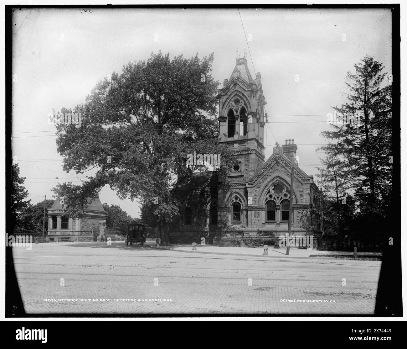 Entrée au cimetière Spring Grove, Cincinnati, Ohio, date basée sur Detroit, catalogue J Supplément (1901-1906)., '541' sur négatif., Detroit Publishing Co. No. 013576., Gift ; State Historical Society of Colorado ; 1949, cimetières. , Églises. , États-Unis, Ohio, Cincinnati. Banque D'Images