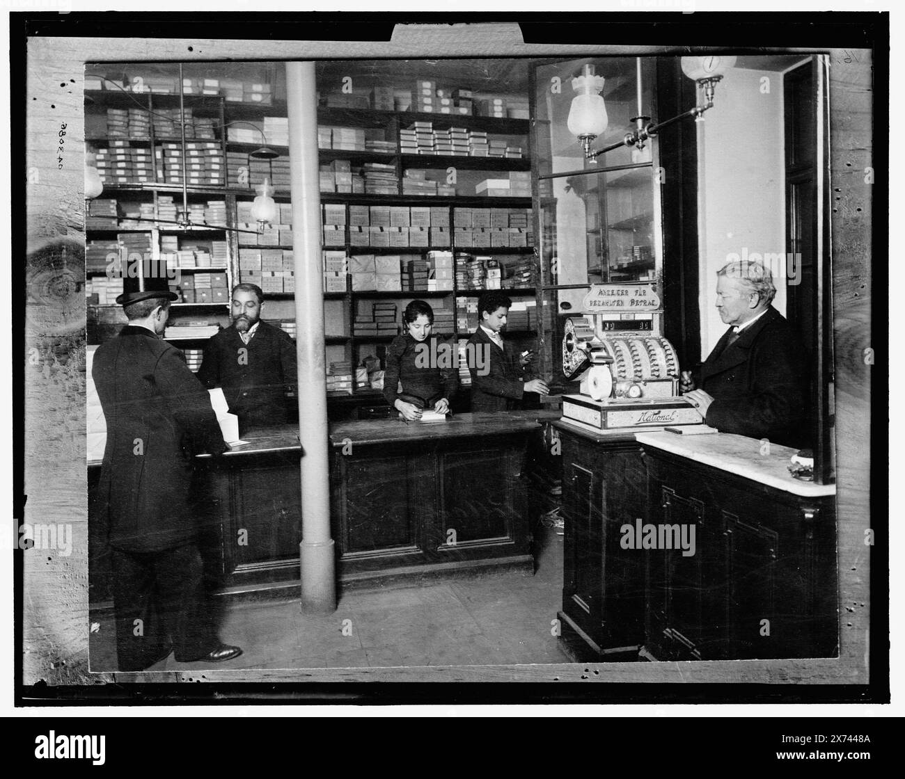D.R. Pollak et son, Wien, Australie-Hongrie, titre de la veste., 'Made Specially for the National Cash Register Company' sur la veste., '16' sur le négatif., Detroit Publishing Co. No. 043086., Gift ; State Historical Society of Colorado ; 1949, Dry Goods Stores. , Intérieurs. , Caisses enregistreuses. , Autriche, Vienne. Banque D'Images