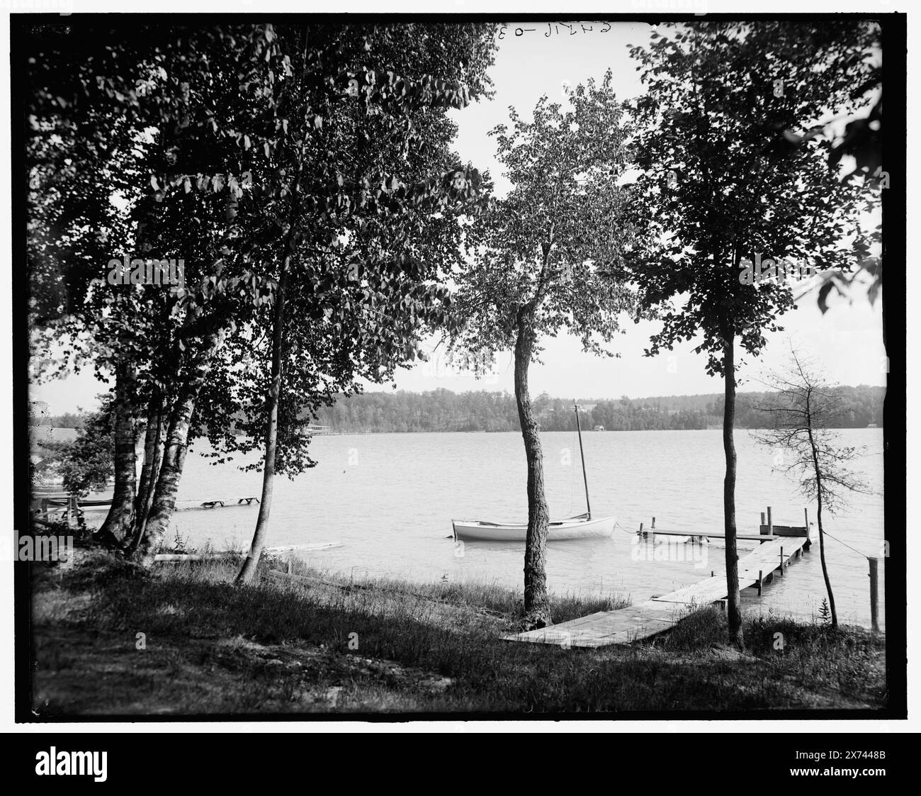 Walloon Lake, Mich., titre tiré de la veste., 'G 4516' sur négatif., Detroit Publishing Co. No. 036426., Gift ; State Historical Society of Colorado ; 1949, Lakes & Ponds. , Quais et quais. , États-Unis, Michigan, Walloon Lake. Banque D'Images