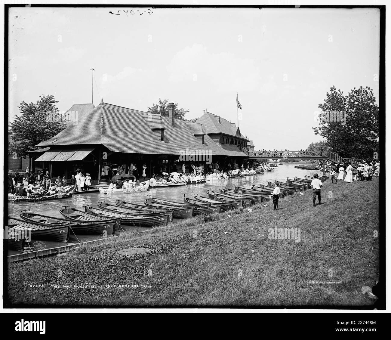 The Boat House, belle Isle Park, Detroit, Mich., transparent en verre correspondant (avec le même code de série) disponible sur vidéodisque cadre 1A-30937., 'G 5092' sur négatif et transparent., Detroit Publishing Co. No. 070761., Gift ; State Historical Society of Colorado ; 1949, Boathouses. , Bateaux à rames. , Parcs. , États-Unis, Michigan, Detroit. Banque D'Images