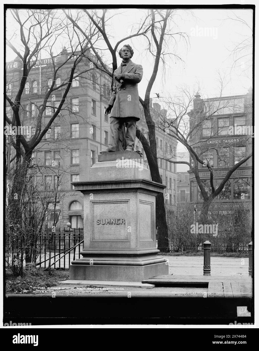 Statue de Sumner, jardins publics, Boston, Mass., '1879' sur négatif., Detroit Publishing Co. no. 017085., Gift ; State Historical Society of Colorado ; 1949, Sumner, Charles,, 1811-1874. , Parcs. , Sculpture. , États-Unis, Massachusetts, Boston. Banque D'Images Statue de Sumner, jardins publics, Boston, Mass., '1879' sur négatif., Detroit Publishing Co. no. 017085., Gift ; State Historical Society of Colorado ; 1949, Sumner, Charles,, 1811-1874. , Parcs. , Sculpture. , États-Unis, Massachusetts, Boston. Banque D'Images
