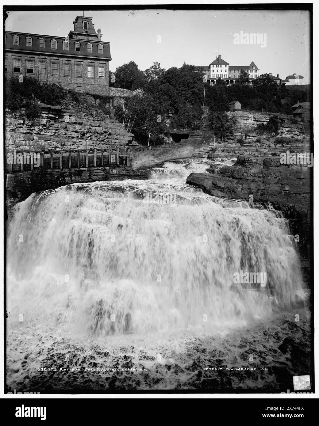 Rainbow Falls, Ausable Chasm, N.Y., '2449' sur négatif., Detroit Publishing Co. No. 062673., Gift ; State Historical Society of Colorado ; 1949, Waterfalls. , États-Unis, New York (État), Ausable Chasm (Village) , États-Unis, New York (État), Ausable River. Banque D'Images