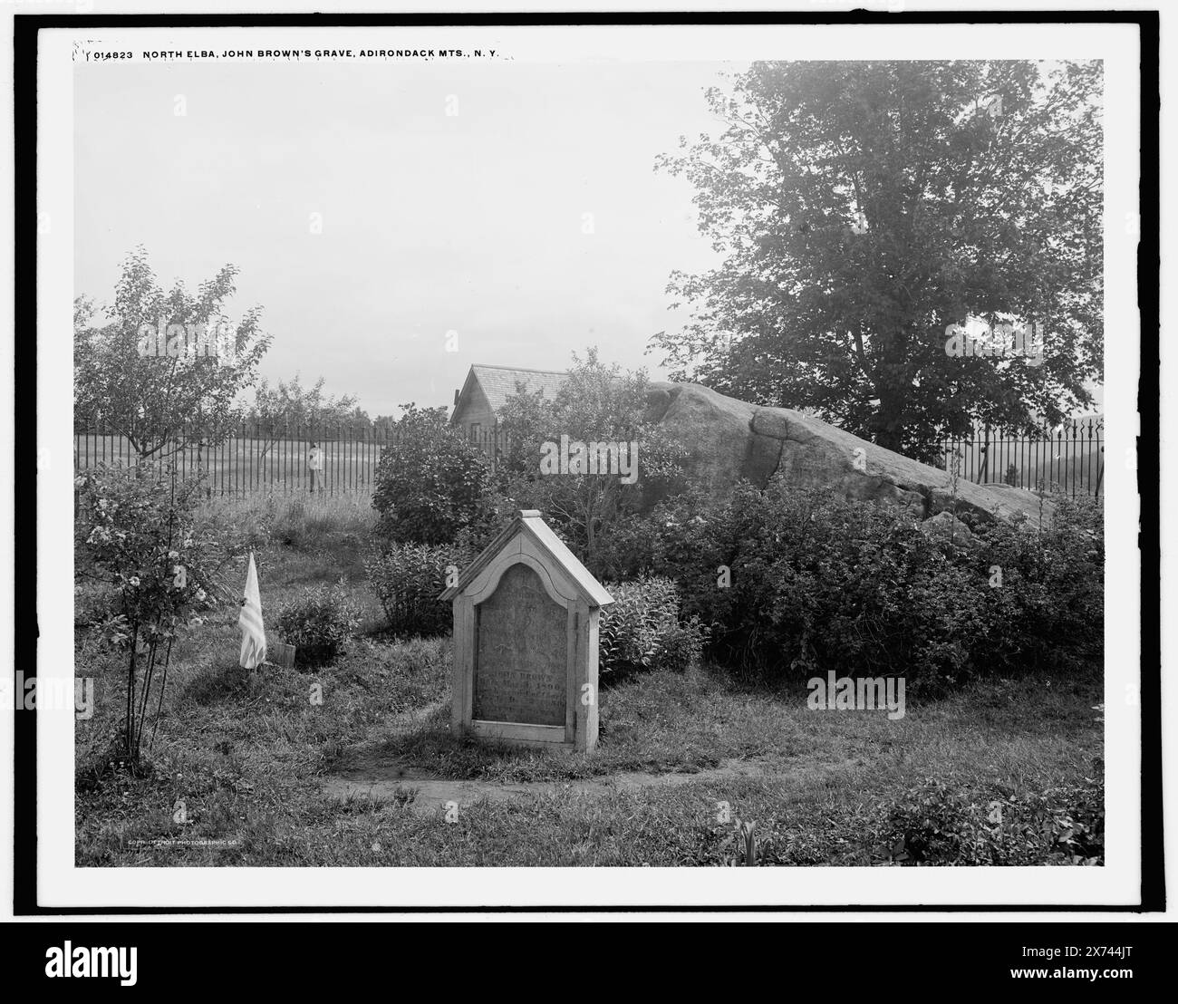 North Elba, tombe de John Brown, Adirondack MTS., N.Y., 'WHJ' sur négatif., négatif fissuré deux fois, en bas à gauche., Detroit Publishing Co. no. 014823., Gift ; State Historical Society of Colorado ; 1949, Brown, John, 1800-1859. , Tombes et monuments sépulcraux. , États-Unis, New York (État), Adirondack Mountains. , États-Unis, New York (State), North Elba. Banque D'Images