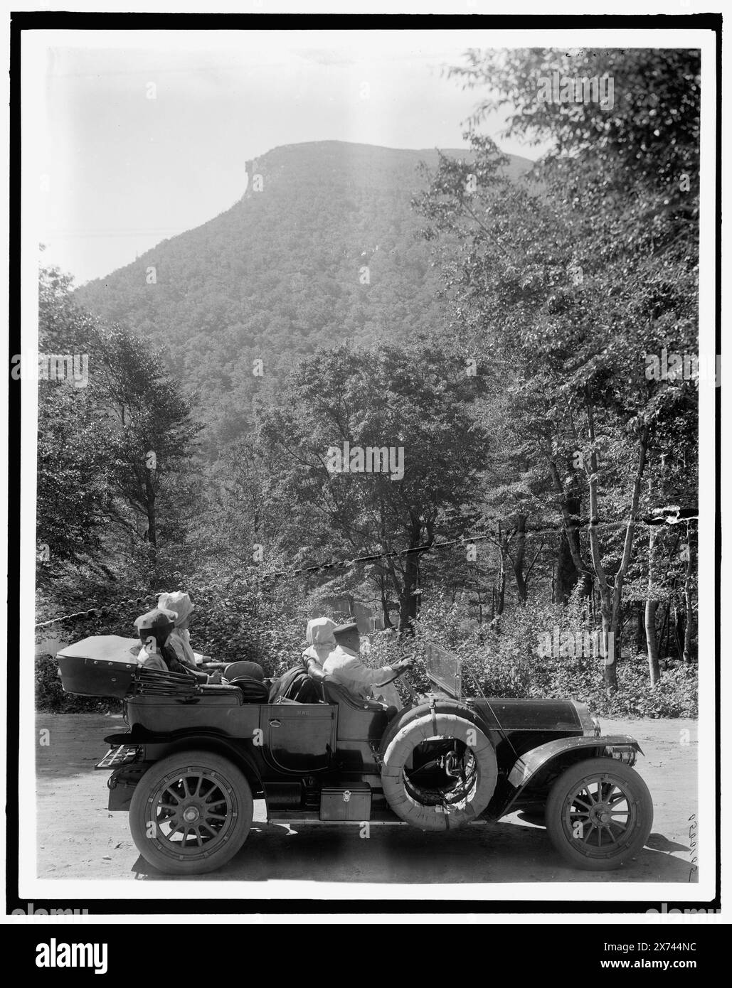Old Man of the Mountain (profil), White MTS., N.H., titre de la veste., négatif fissuré au centre et collé sur la deuxième feuille de verre., 'G 8636' sur le négatif., Detroit Publishing Co. No. 500105., Gift ; State Historical Society of Colorado ; 1949, automobiles. , Formations rocheuses. , Montagnes. , États-Unis, New Hampshire, White Mountains. , États-Unis, New Hampshire, Profile Mountain. Banque D'Images