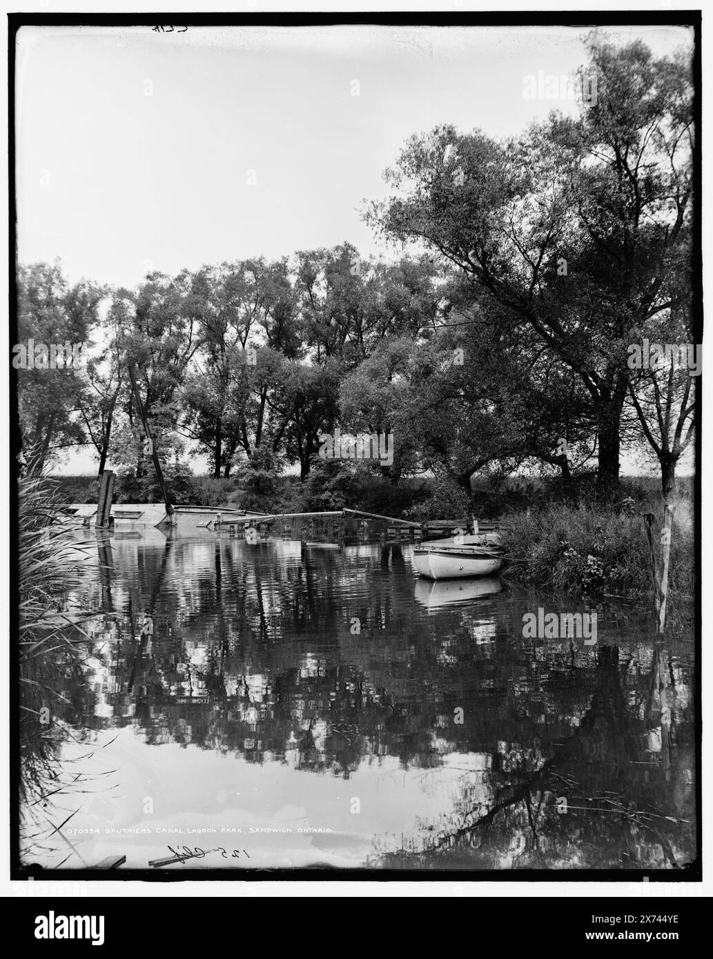 Gauthier's canal, Lagoon Park, Sandwich (Ontario), '125 Clif.' Sur négatif., Detroit Publishing Co. No. 070334., Gift ; State Historical Society of Colorado ; 1949, Parks. , Canaux. , Canada, Ontario, Windsor. Banque D'Images