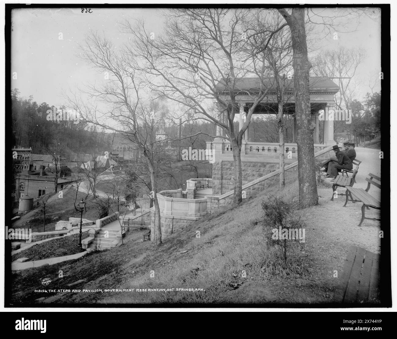 Marches et pavillon, réserve gouvernementale, sources thermales, Arkansas, '368' sur négatif., Detroit Publishing Co. no. 013156., Gift ; State Historical Society of Colorado ; 1949, Health Resorts. , Pavillons paysagers. , Springs. , Parcs nationaux et réserves. , États-Unis, Arkansas, Hot Springs. Banque D'Images