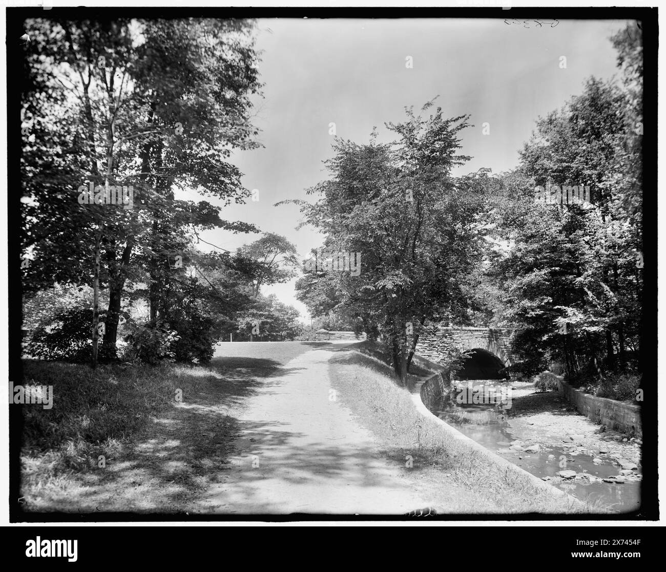 Doan Brook, Wade Park, Cleveland, Ohio, titre tiré de la veste., 'g 8399' sur négatif., Detroit Publishing Co. no. 500297., Gift ; State Historical Society of Colorado ; 1949, Parks. , Streams. , Routes. , États-Unis, Ohio, Cleveland. Banque D'Images