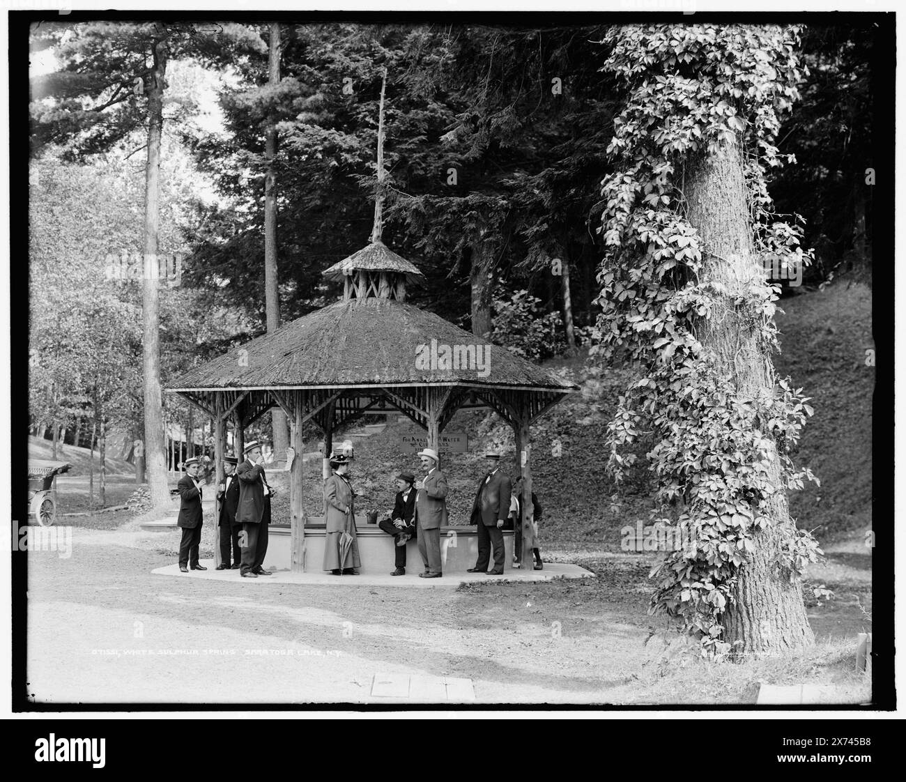 White Sulphur Spring, Saratoga Lake, New York, boisson de groupe au printemps, sur le terrain de White Sulphur Springs Hotel., 'G 6411' sur négatif., Detroit Publishing Co. 071551., Gift ; State Historical Society of Colorado ; 1949, Springs. , Resorts. , États-Unis, New York (State), Saratoga Lake. Banque D'Images