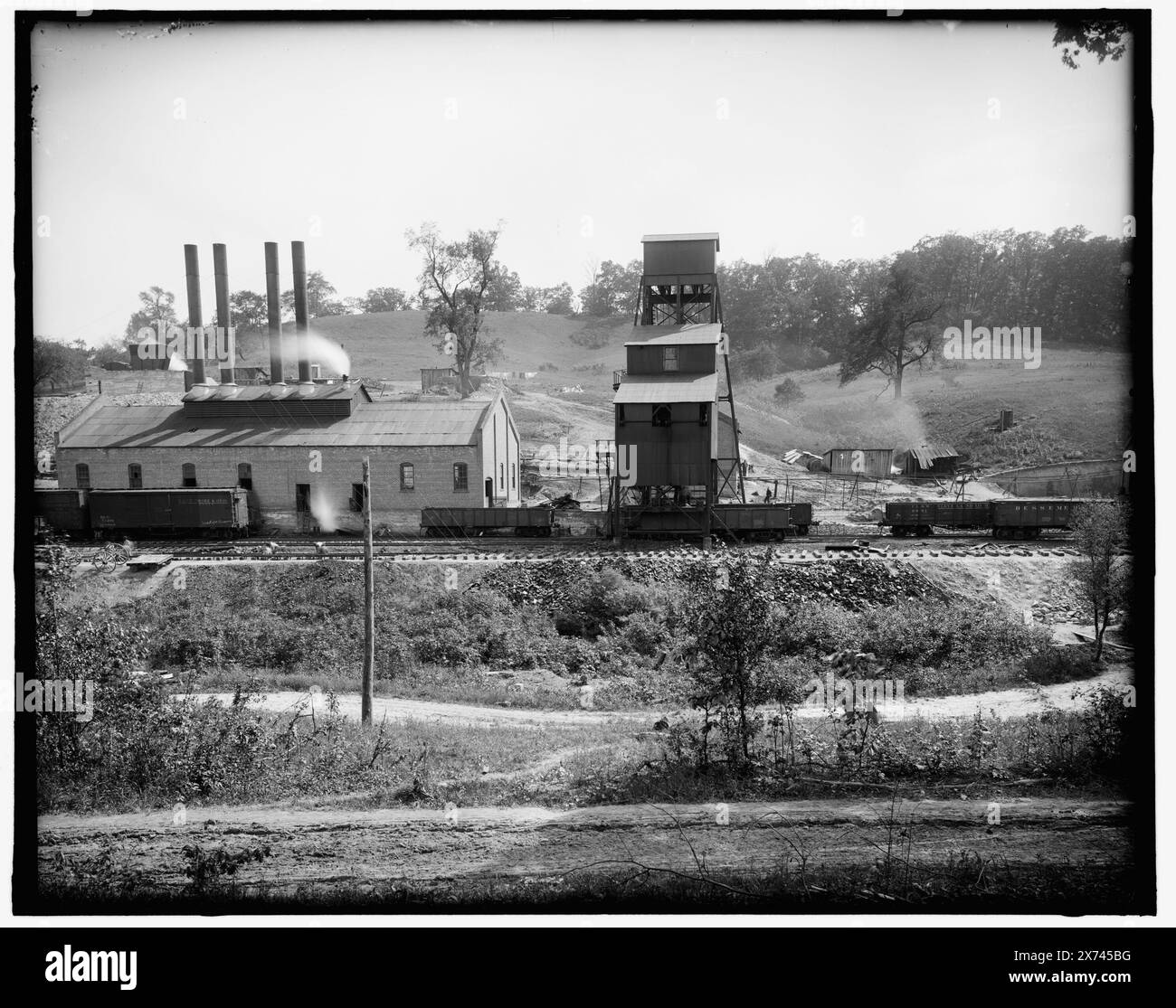 Chargement de charbon à l'usine, peut-être Ford collier, titre conçu par Cataloger., No Detroit Publishing Co. no., Gift ; State Historical Society of Colorado ; 1949, Coal Mining. , Wagons de marchandises ferroviaires. , Installations industrielles. , Expédition. Banque D'Images