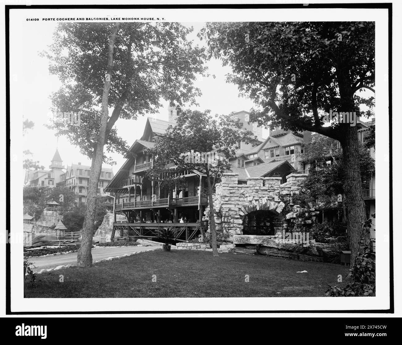 Porte cochère et balcons, Lake Mohonk Mountain House, New York, date basée sur Detroit, supplément au catalogue J (1901-1906)., Detroit Publishing Co. 014109., Gift ; State Historical Society of Colorado ; 1949, Hôtels. , Resorts. , Porches. , États-Unis, New York (State), Mohonk Lake. Banque D'Images