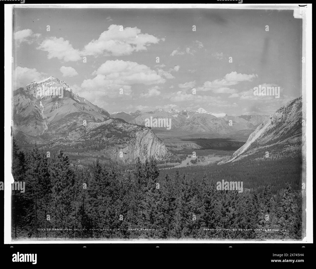 En bas de la vallée de la Bow depuis Upper Spring, Banff, Alberta, Detroit Publishing Co. No. 014595., Gift ; State Historical Society of Colorado ; 1949, Valleys. , Rivers. , Montagnes. , Parcs nationaux et réserves. , Canada, Alberta, Parc national Banff. , Canada, Alberta, Banff. , Canada, montagnes Rocheuses. , Canada, Alberta, Bow River. Banque D'Images