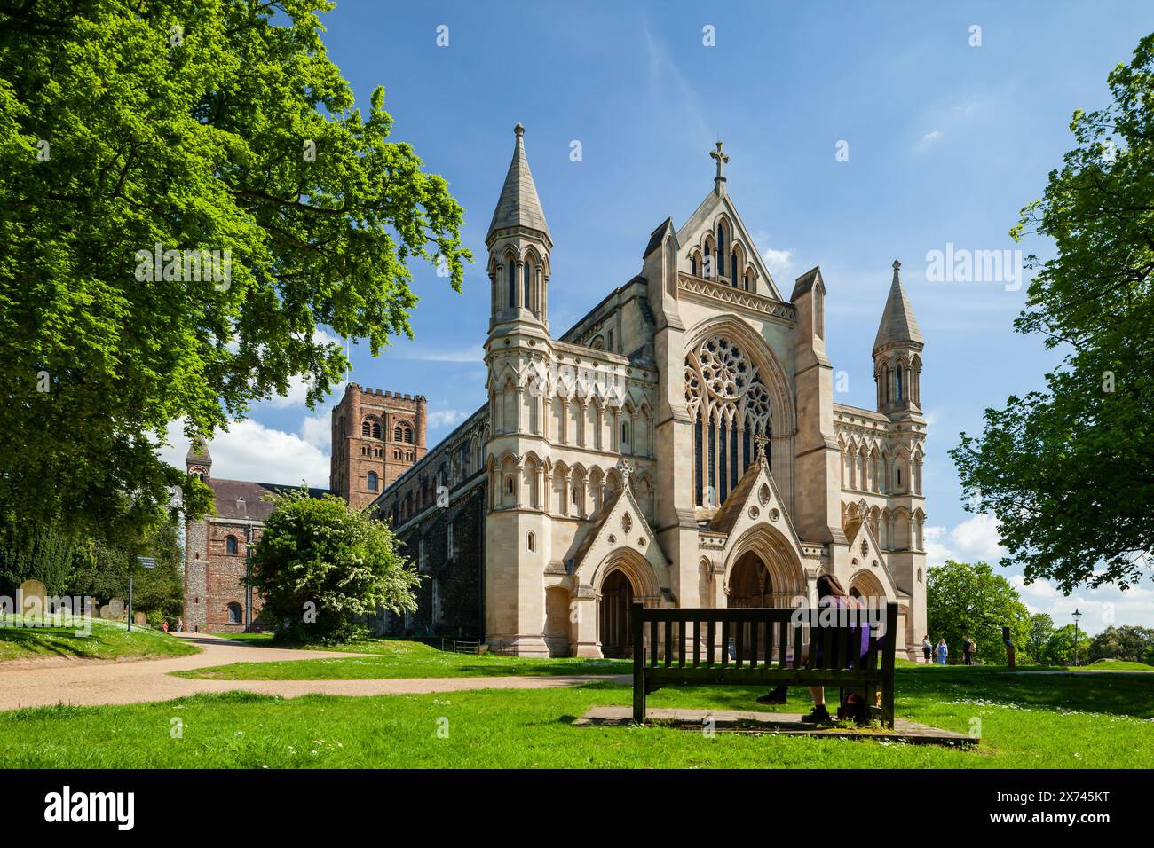 Après-midi de mai à la cathédrale St Albans à St Albans, Hertfordshire. Banque D'Images