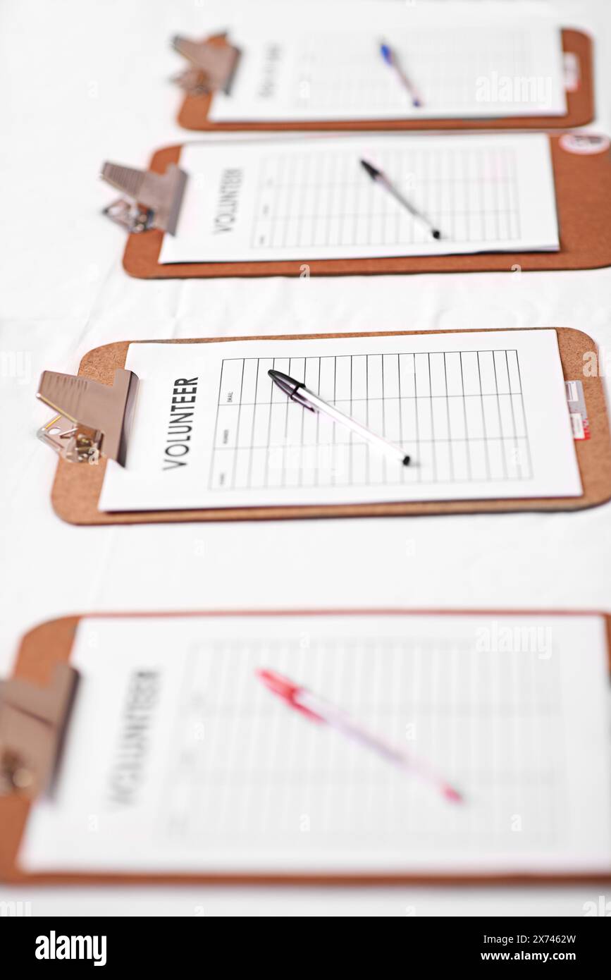 Aidez, inscrivez-vous et faites du bénévolat avec presse-papiers, charité et demande de service communautaire, formulaire ou ong. Vide, documents ou documents avec stylo, joindre Banque D'Images