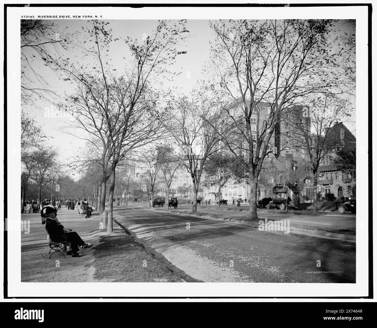 Riverside Drive, New York, New York, New York, Detroit Publishing Co. No. 072143., Gift ; State Historical Society of Colorado ; 1949, Residential Streets. , Parcs. , États-Unis, New York (State), New York. Banque D'Images