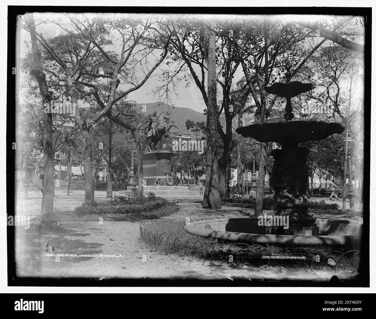 The Plaza, Title in Detroit, catalogue J (1901) : Plaza and Bolivar statue., '48' on Negative., Detroit Publishing Co. No. 08911., Gift ; State Historical Society of Colorado ; 1949, Bolívar, Simón, 1783-1830. , Sculpture. , Plazas. , Fontaines. , Venezuela, Caracas. Banque D'Images
