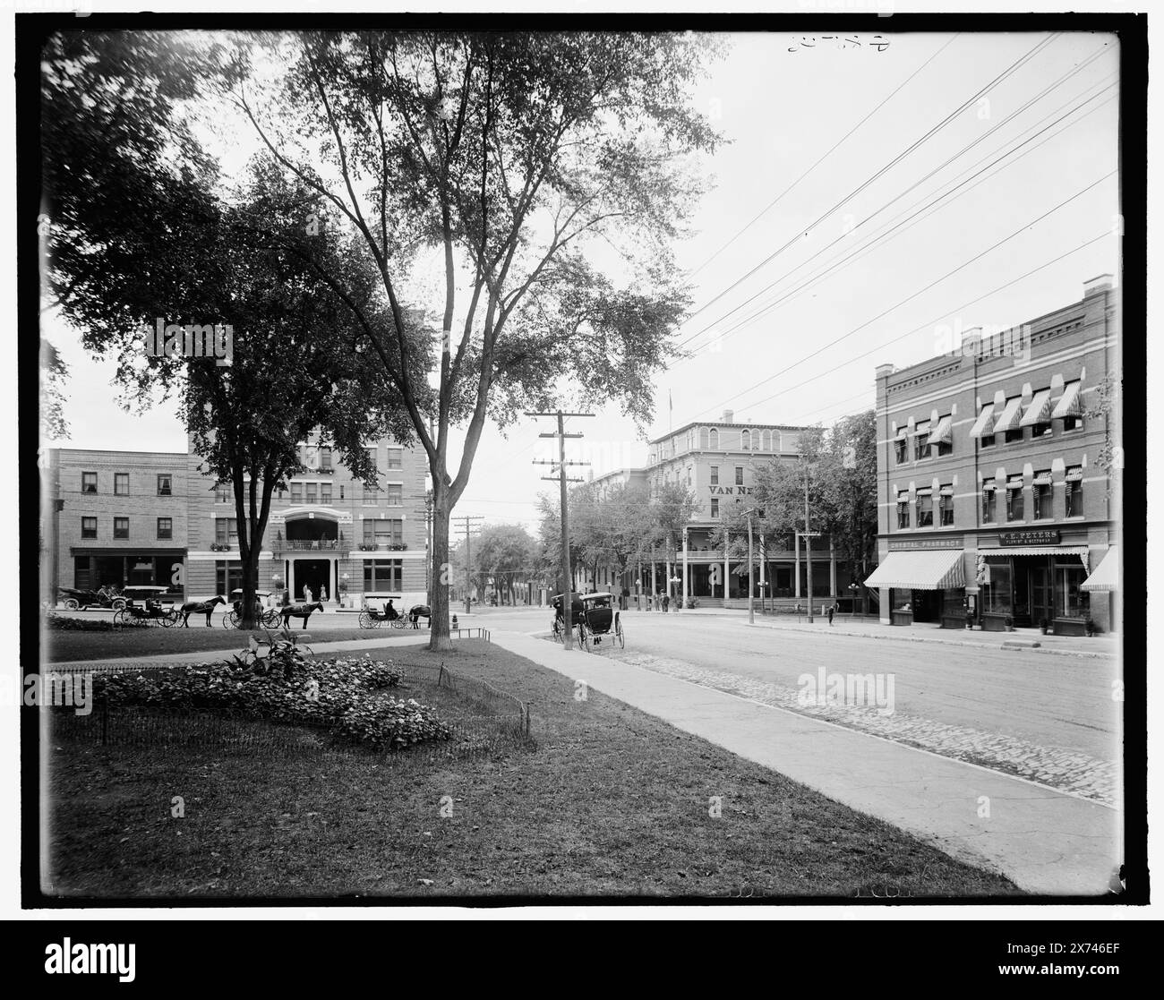 Corner of main and distingué Paul's, Burlington, Vt., Title from jacket., 'G 8546' on Negative., Detroit Publishing Co. No. 500335., Gift ; State Historical Society of Colorado ; 1949, commercial Streets. , États-Unis, Vermont, Burlington. Banque D'Images
