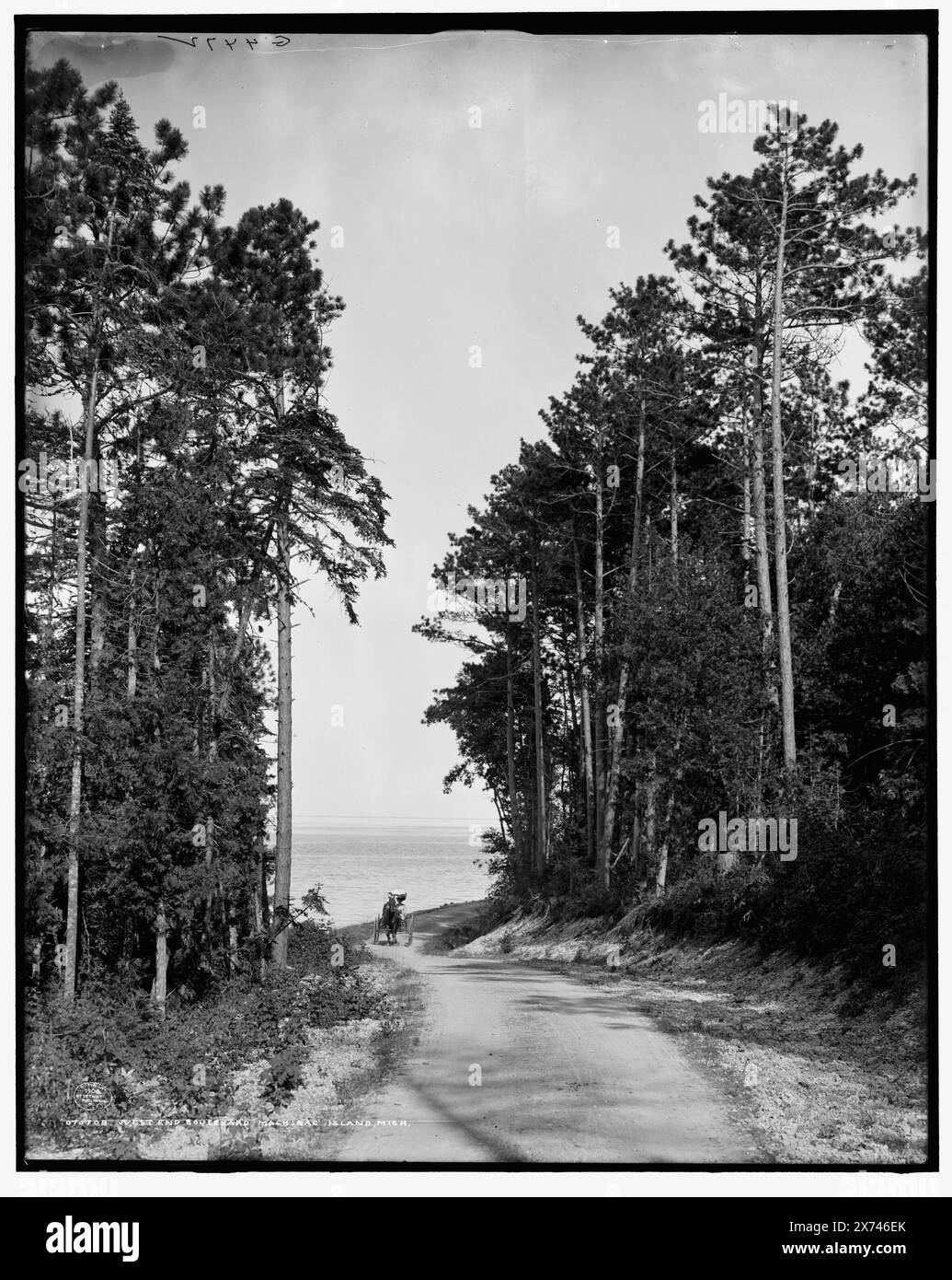 West End Boulevard, Mackinac Island, Mich., 'G 4472' on Negative., Detroit Publishing Co. No. 070708., Gift ; State Historical Society of Colorado ; 1949, Roads. , États-Unis, Michigan, Mackinac Island (Île) Banque D'Images