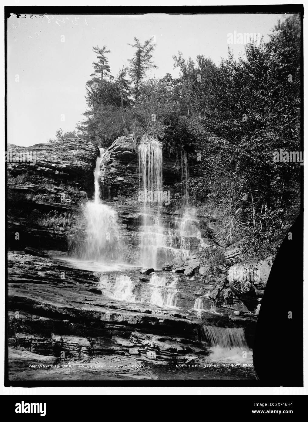 Peterskill Falls, Lake Minnewaska, New York, négatif cassé en bas à droite., 'G 1328' sur négatif., Detroit Publishing Co. No. 016850., Gift ; State Historical Society of Colorado ; 1949, Waterfalls. , États-Unis, New York (État), Lake Minnewaska. , États-Unis, New York (État), Peterskill Falls. Banque D'Images