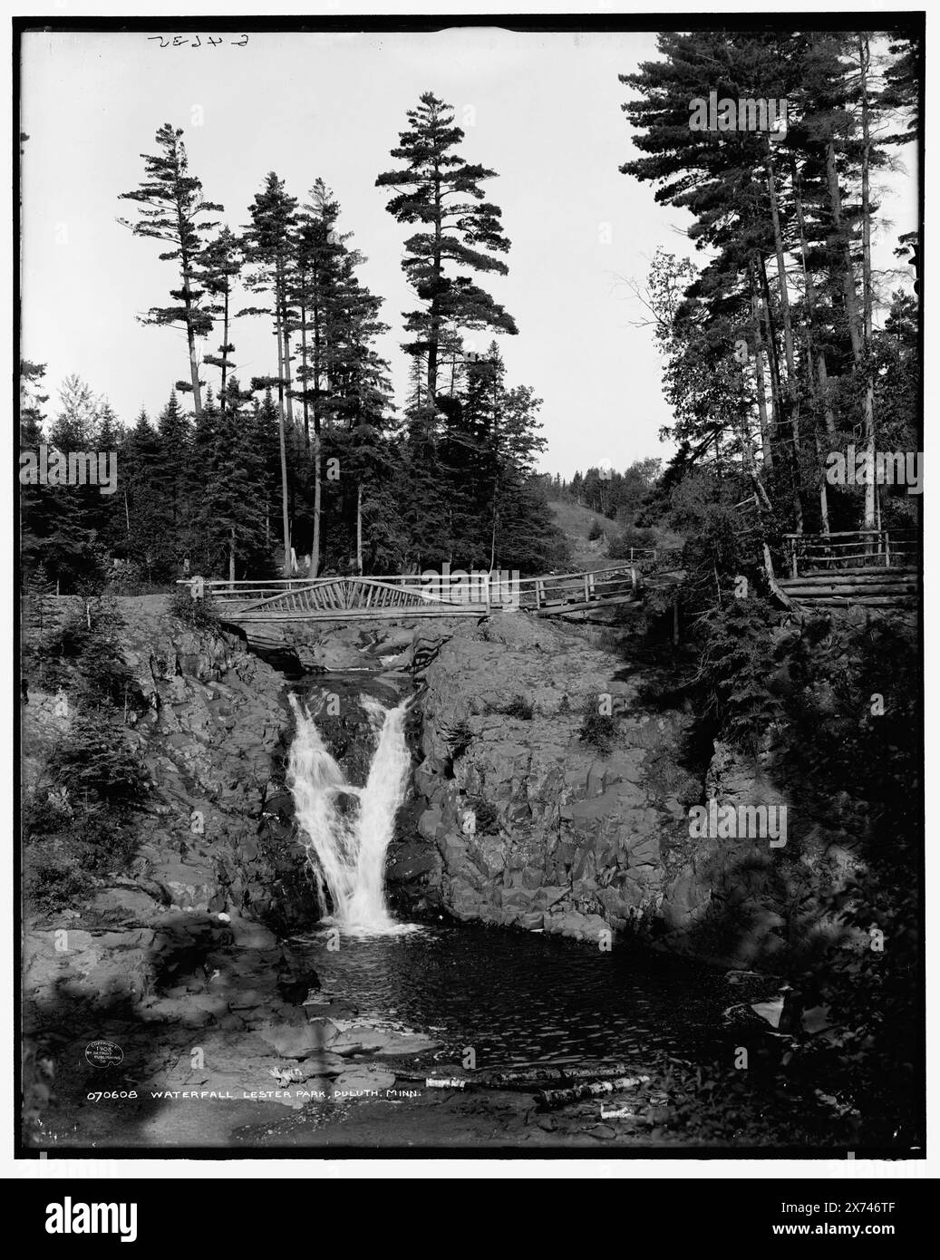Cascade, Lester Park, Duluth, Minnesota, 'G 4635' sur négatif., Detroit Publishing Co. 070608., Gift ; State Historical Society of Colorado ; 1949, Waterfalls. , Parcs. , États-Unis, Minnesota, Duluth. Banque D'Images