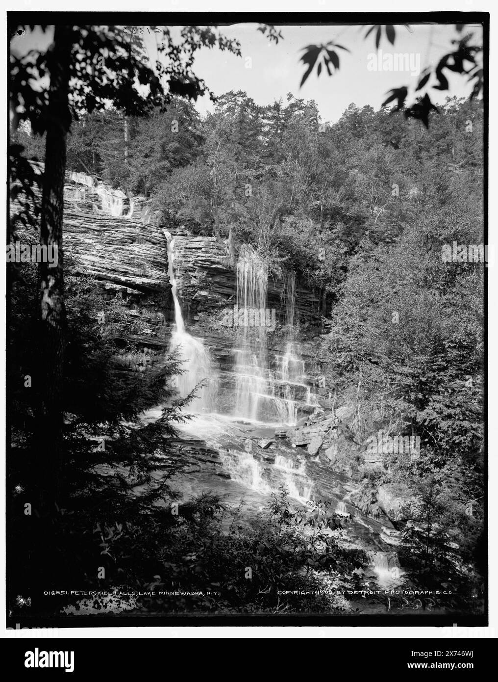 Peterskill Falls, Lake Minnewaska, New York, 'G 1333' sur négatif., Detroit Publishing Co. 016851., Gift ; State Historical Society of Colorado ; 1949, Waterfalls. , États-Unis, New York (État), Lake Minnewaska. Banque D'Images