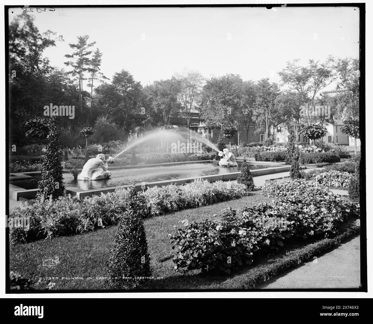 Fontaine à Canfield, c'est-à-dire Congress Spring Park, Saratoga, N.Y., transparent en verre correspondant (avec le même code de série) disponible sur vidéodisque cadre 1A-30203., 'G 2328' sur négatif., Detroit Publishing Co. 017904., Gift ; State Historical Society of Colorado ; 1949, Parks. , Fontaines. , Jardins. , États-Unis, New York (State), Saratoga Springs. Banque D'Images