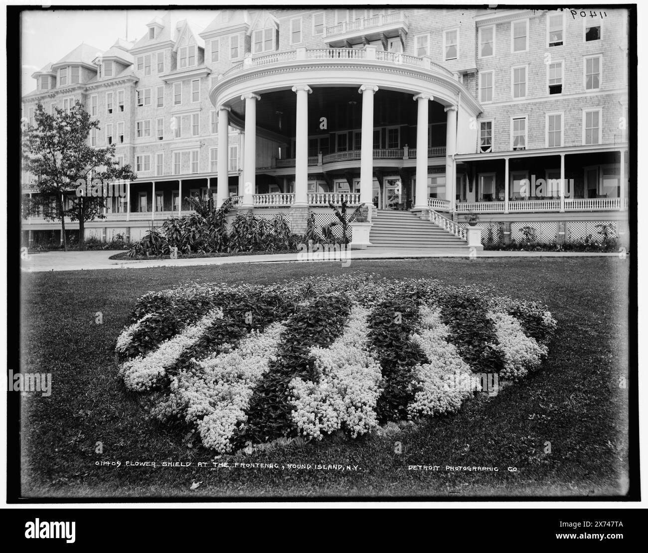Écusson de fleurs à Frontenac, Round Island, New York, Detroit Publishing Co. No. 011409., Gift ; State Historical Society of Colorado ; 1949, Frontenac (Round Island, New York) , Hôtels. , Fleurs. , États-Unis, New York (State), Round Island. , États-Unis, New York (État), Thousand Islands. Banque D'Images