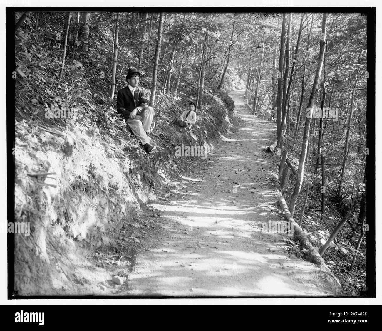 Chemin vers Boat House, Summit Park, Utica sic, N.Y., titre de veste., 'h 199' sur négatif., Detroit Publishing Co. no. 039295., Gift ; State Historical Society of Colorado ; 1949, Trails & Paths. , Parcs. , États-Unis, New York (State), Oriskany. Banque D'Images