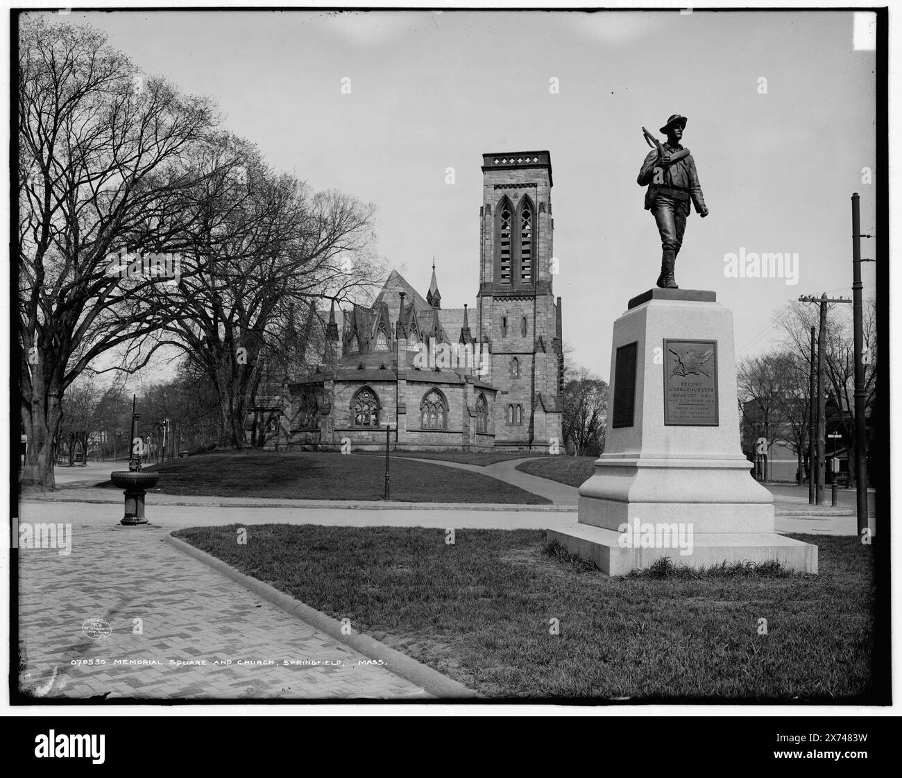 Memorial Square et Memorial Church, Springfield, Mass., '3961' sur négatif., Detroit Publishing Co. No. 070530., Gift ; State Historical Society of Colorado ; 1949, Churches. , Monuments et mémoriaux. , Plazas. , Guerre hispano-américaine, 1898. , États-Unis, Massachusetts, Springfield. Banque D'Images
